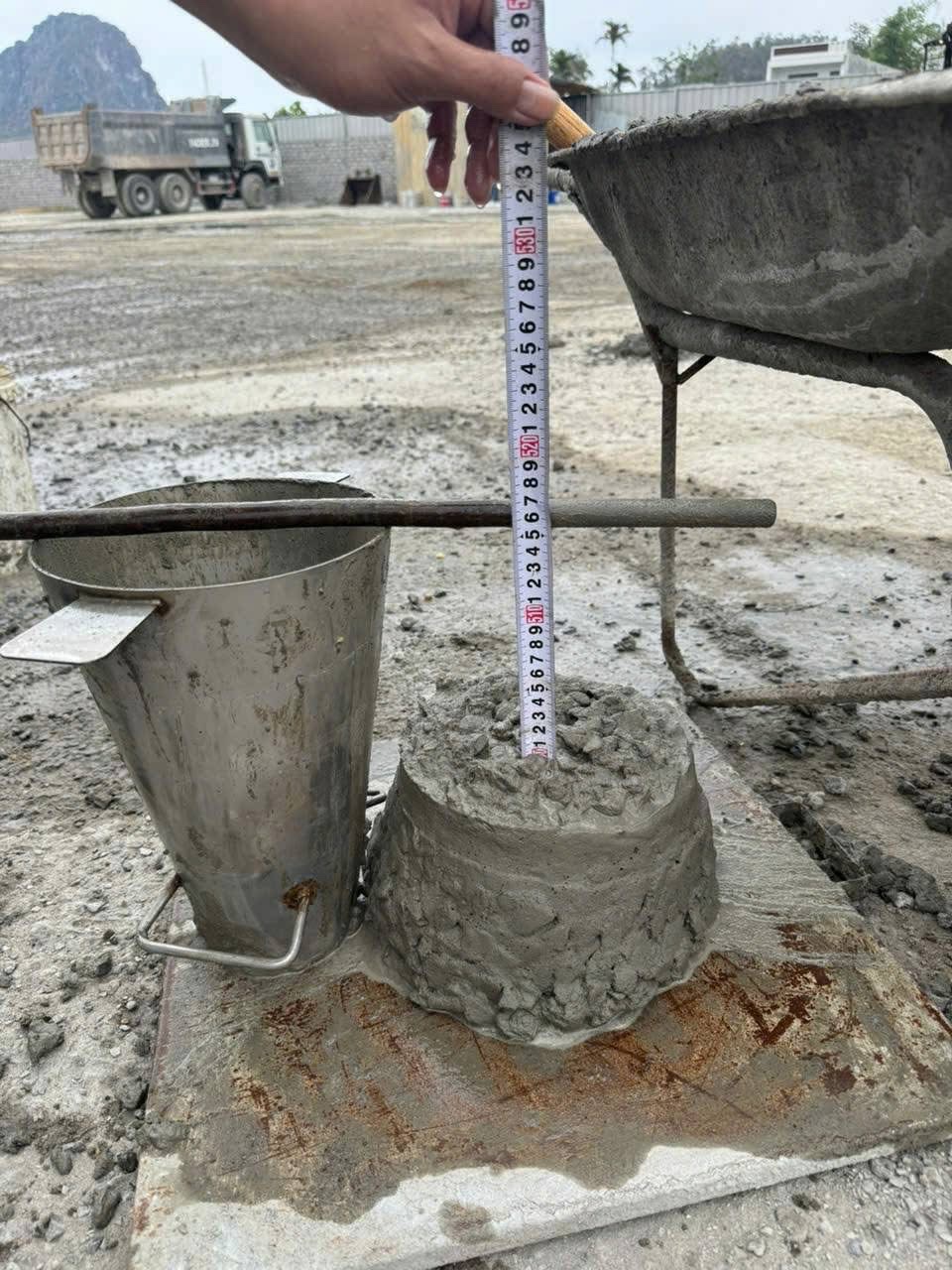 Bộ côn đo độ sụt bê tông dùng trong thí nghiệm bê tông tươi